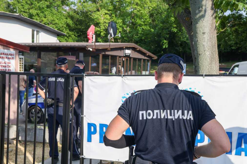 (FOTO) DARKO PRUŽIO RUKU NAPADAČU, ON MU POTOM PUCAO U LEĐA! Nadzorna kamera snimila TRENUTAK UBISTVA VESKOVIĆA: Prve fotografije s mesta pucnjave