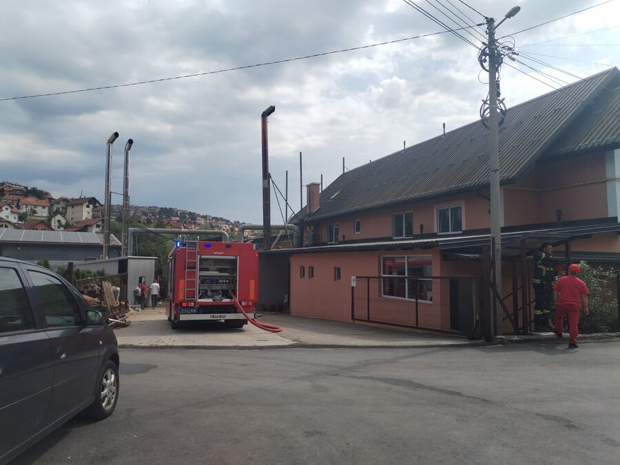 BUKNULA VATRA U UŽIČKOJ FABRICI KAFE! Požar izbio na odžaku, zaposleni odmah evakuisani, vatrogasci brzo reagovali (FOTO)
