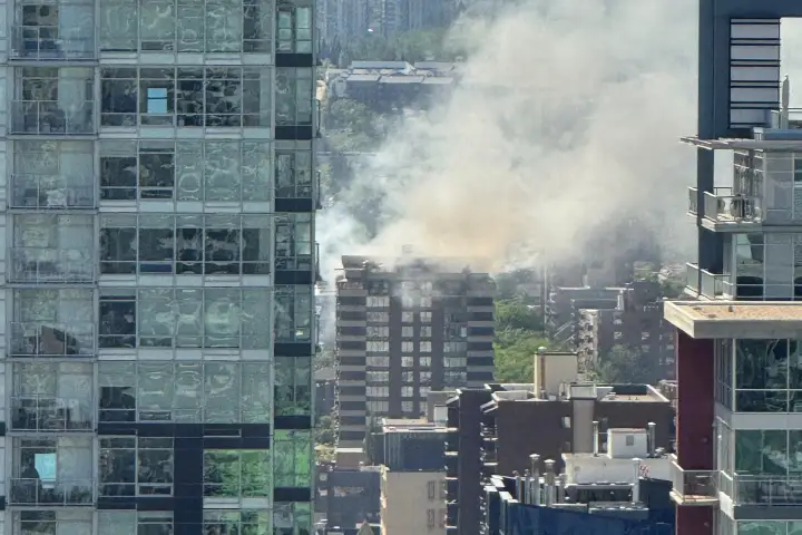 Dozens of people flee fire in downtown Calgary high-rise