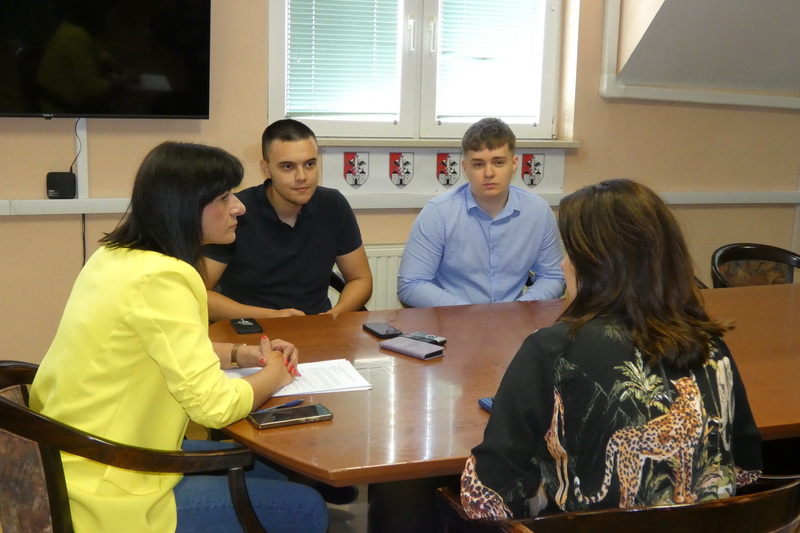 Prijam za mlade petrinjske IT inovatore Karla Jakopovića i Marina Mikulca, kreatore mobilne aplikacije Gestura