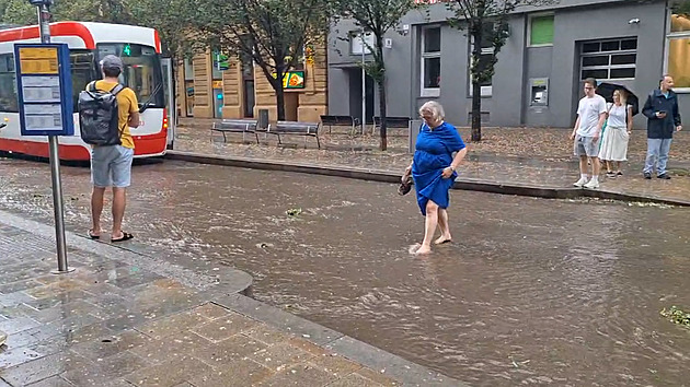 Dešťová smršť s kroupami spláchla centrum Brna. Počasí komplikuje dopravu