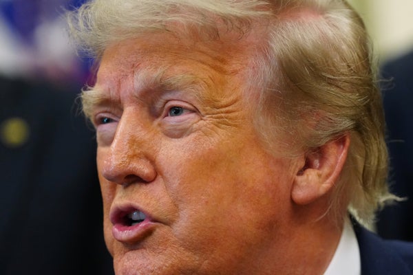 Trump backar om tullar i Hormuzsundet