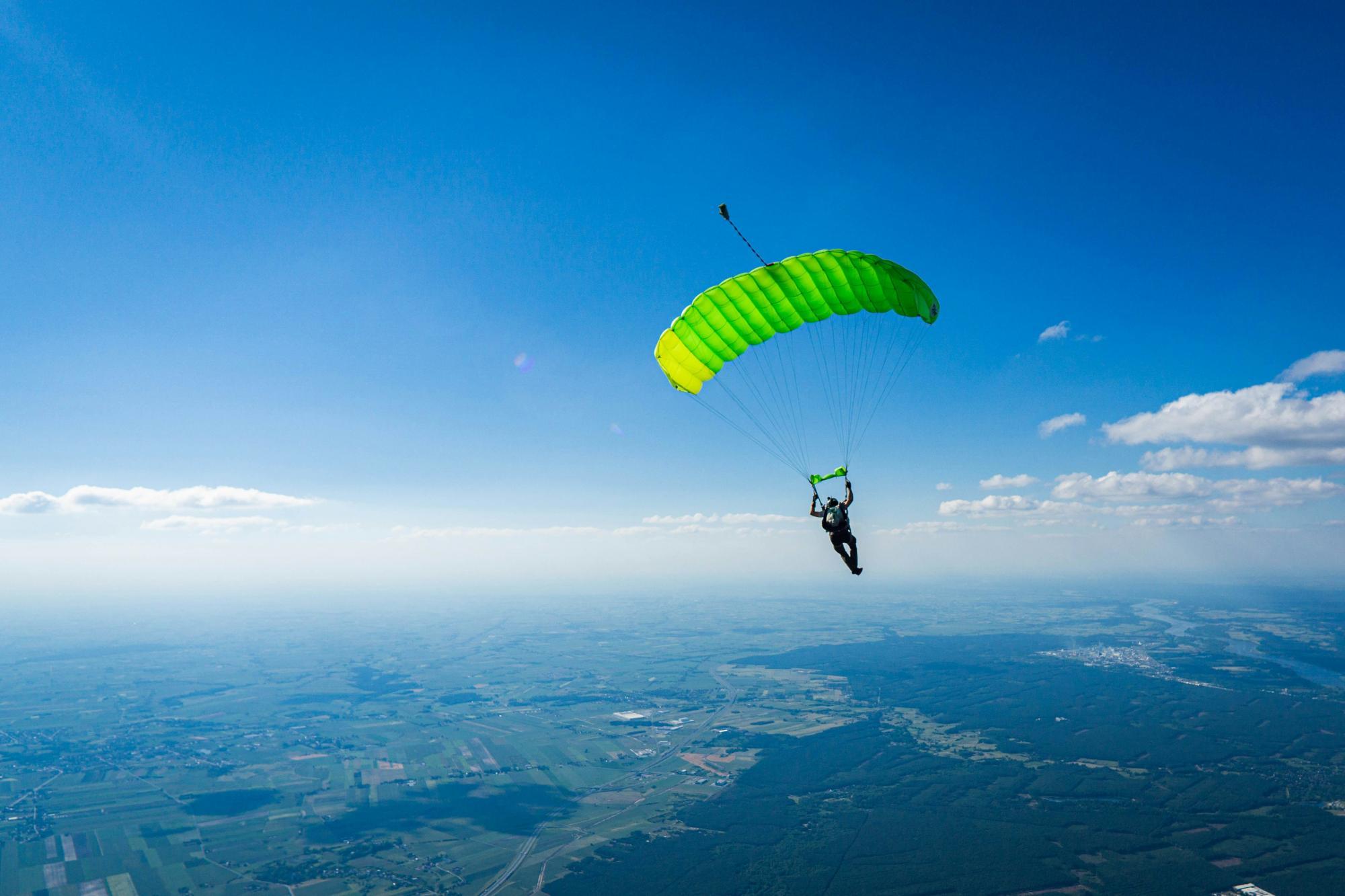 9 Meter in die Tiefe gefallen: Mann stirbt nach Fallschirmsprung
