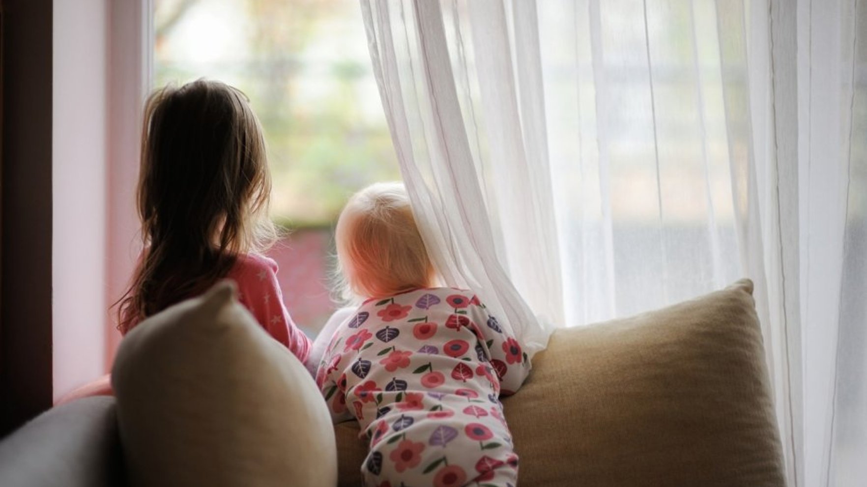 Šovasar NMPD mediķi piecas reizes steigušies pie bērniem, kuri izkrituši pa logu