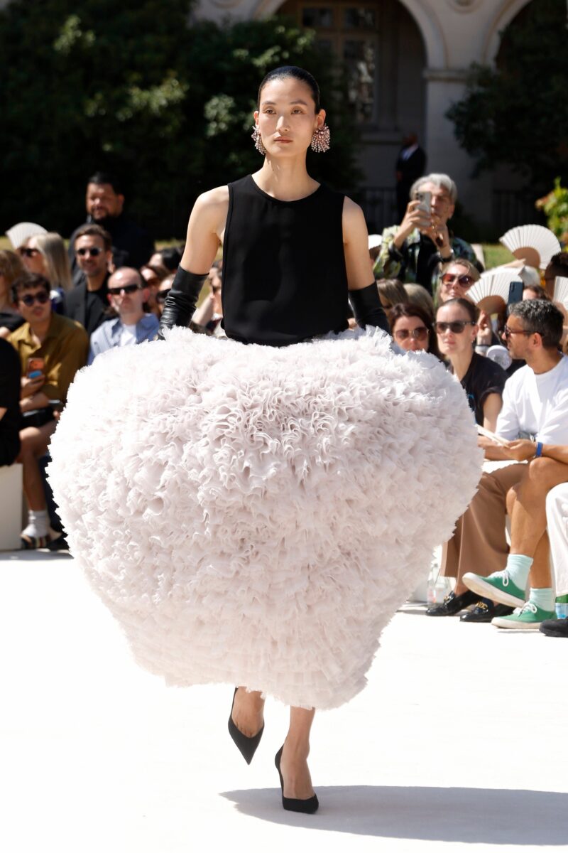 Balenciaga Couture kolekcija za jesen/zimu 26 u znaku je romantike i boja