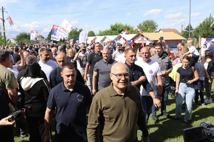 "NEMA IGRANJA OKO VOJVODINE" Miloš Vučević na narodnom skupu u Savinom Selu koje su blokaderi targetirali: Naš izbor je jasan - ujedinjena Srbija! (FOTO)