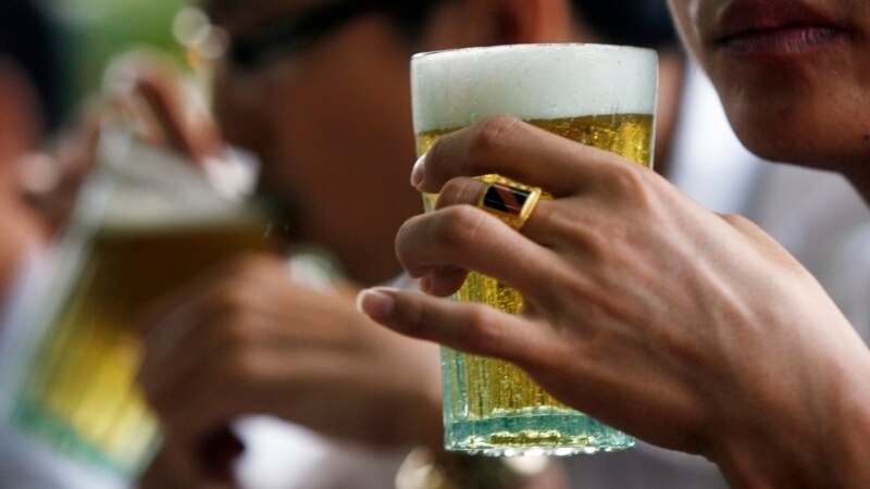 Vodeći zdravstveni zvaničnik SAD: Staviti upozorenja o raku na alkoholna pića