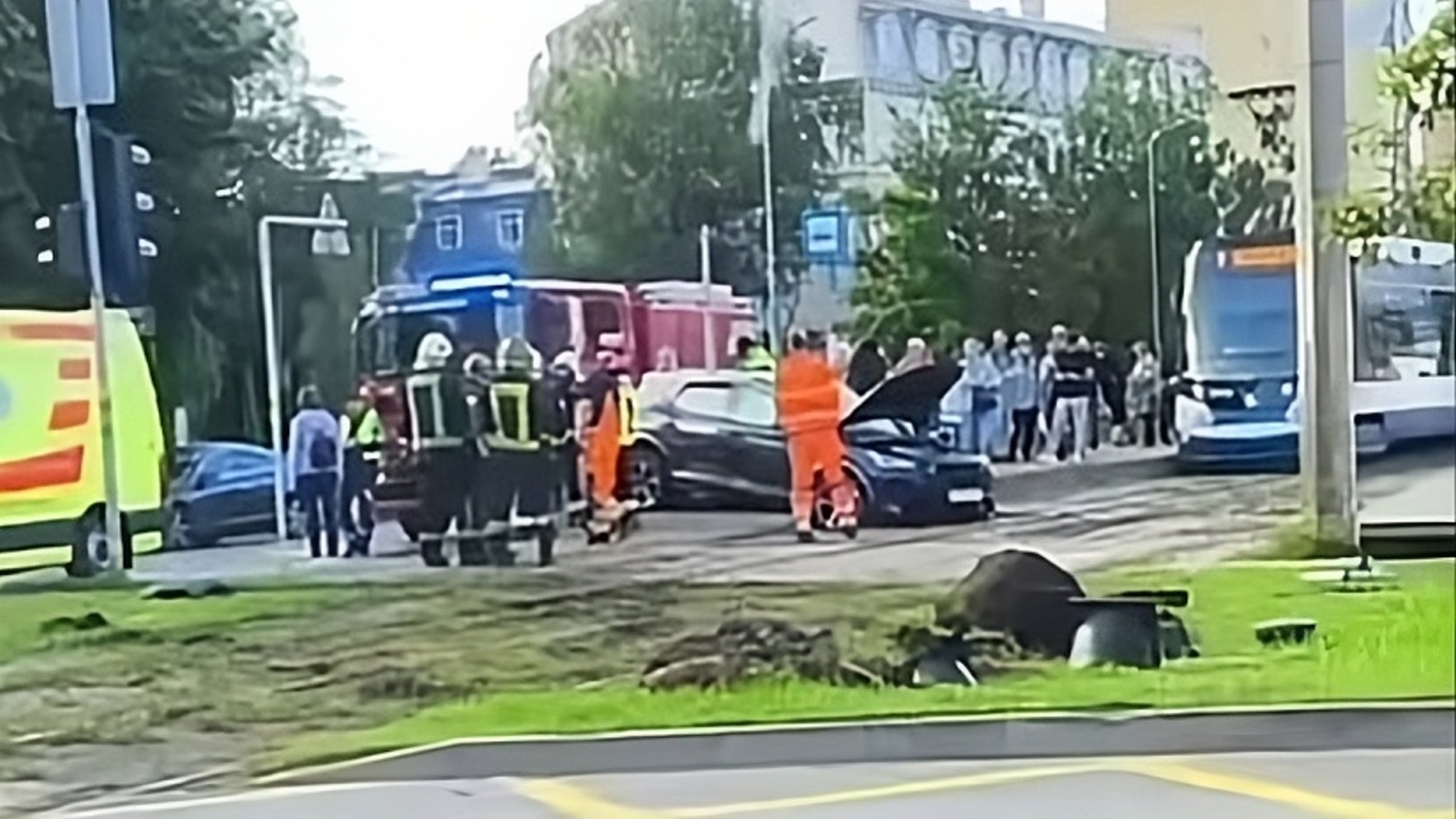 Latgales ielā "Cupra" spēkrats pēc avārijas nonāk uz tramvaja sliedēm