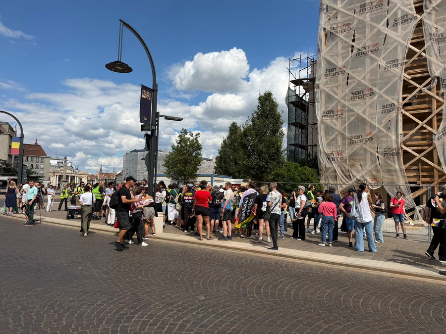 Oradea Pride 2026: Participanți amendați încă dinainte să pornească în marș / La eveniment a venit și Avocatul Poporului, Renate Weber