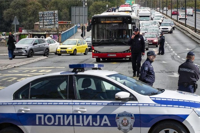 LANČANI SUDAR NA BRANKOVOM MOSTU! Povređen muškarac (35), stvaraju se gužve!