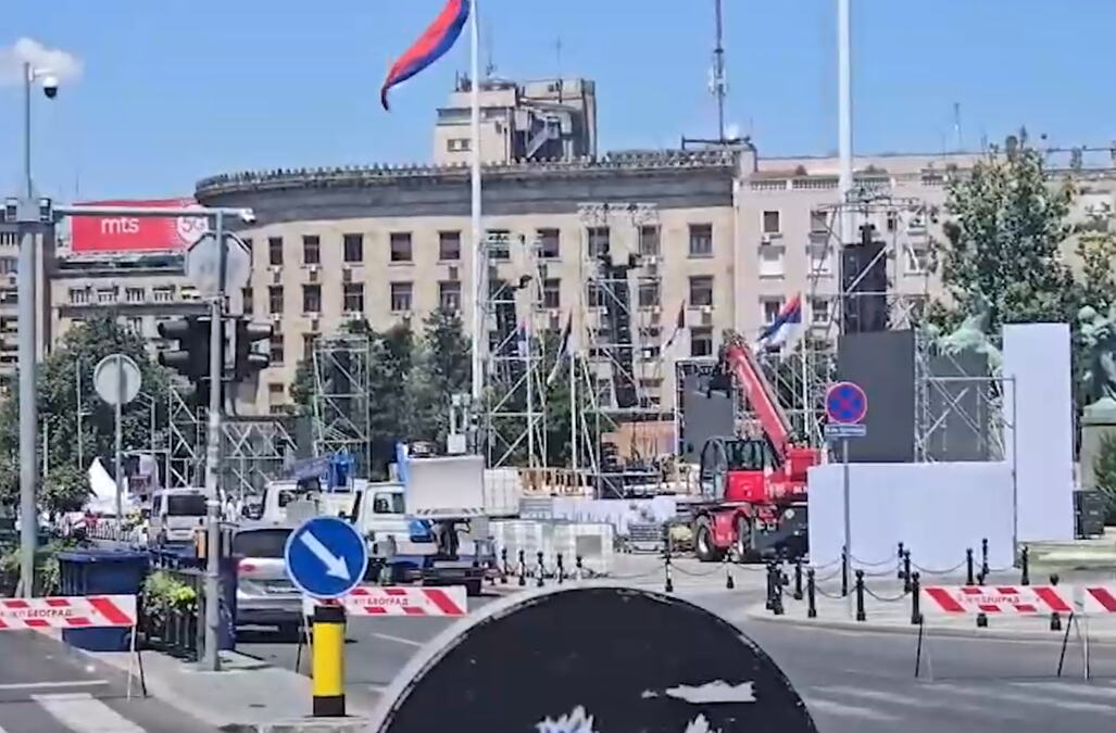 U toku završne pripreme za skup "Srbija, jedna porodica": Kurir televizija ispred Skupštine: Evo kako teku pripreme i šta vas sve čeka (VIDEO)