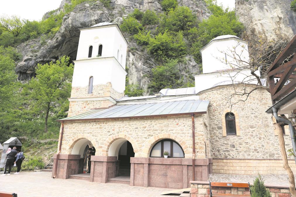 Misterija manastira Gornjak! Voda navire iz suve stene samo na Đurđevdan: Narod je skuplja pipetom