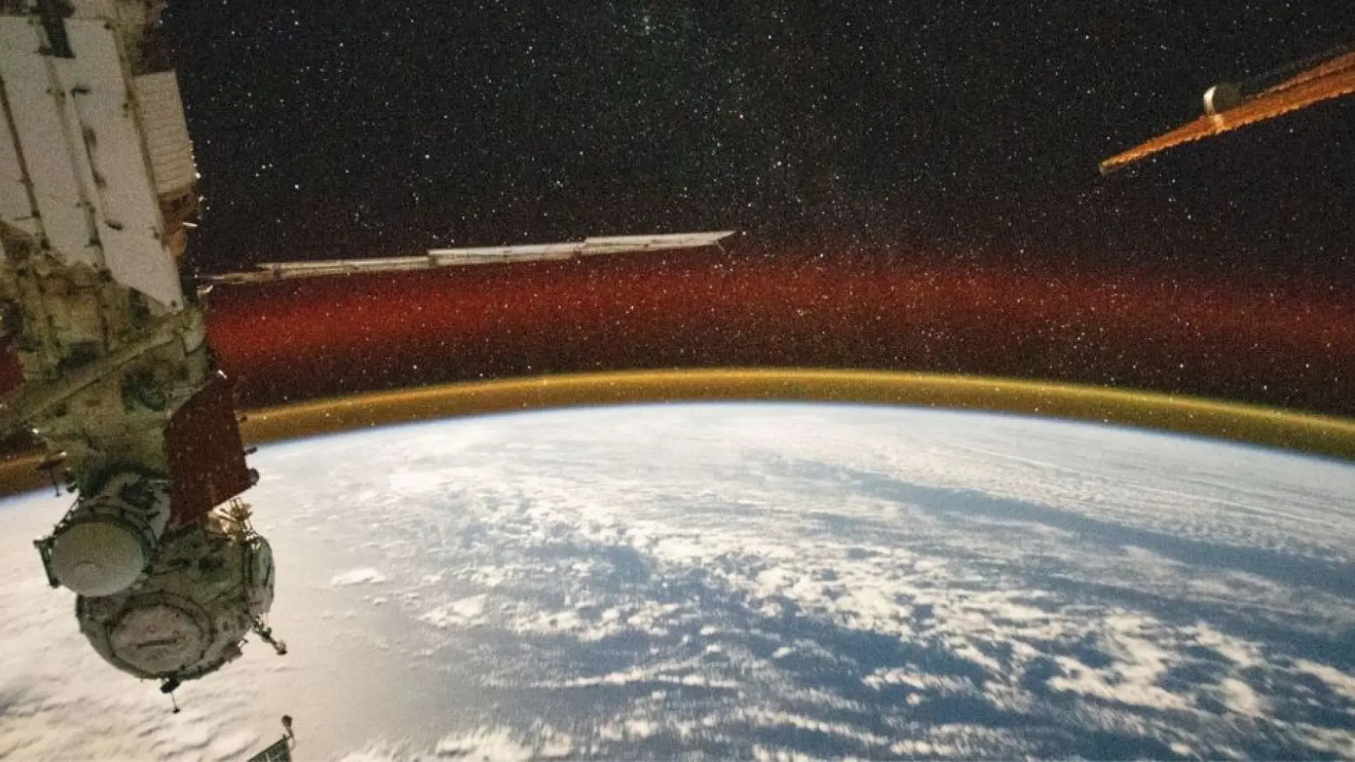  La Estación Espacial Internacional de la NASA sufre una fuga de aire y ponen en marcha un plan de emergencia para sus siete astronautas 