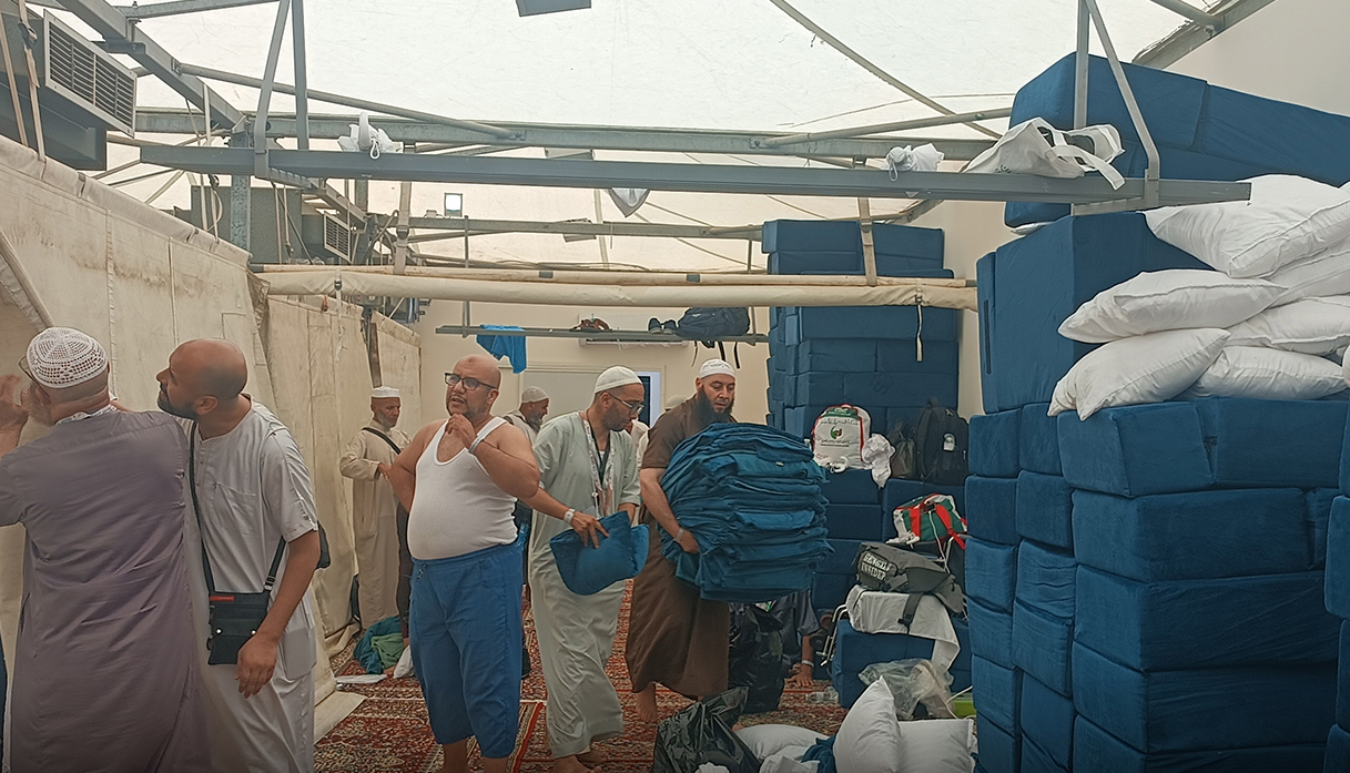 حجّاج جزائريون يشاركون في تنظيف مخيماتهم بمشعر منى بعد أداء المناسك (صور)