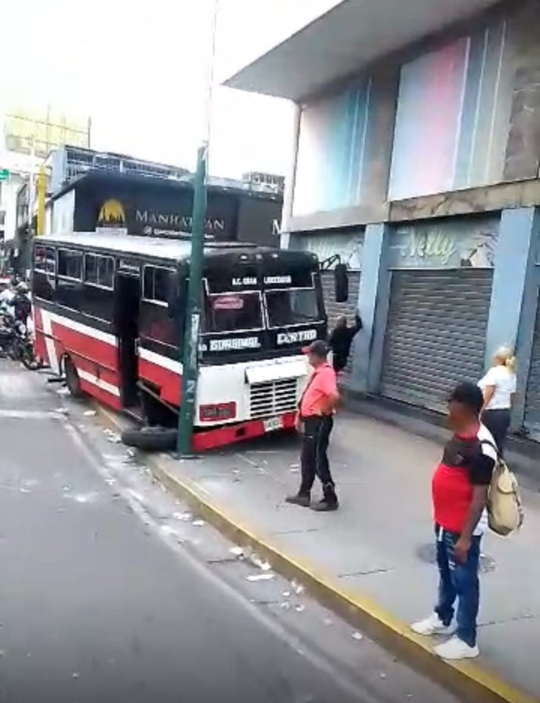 Camioneta impactó contra poste en pleno centro de Maracay