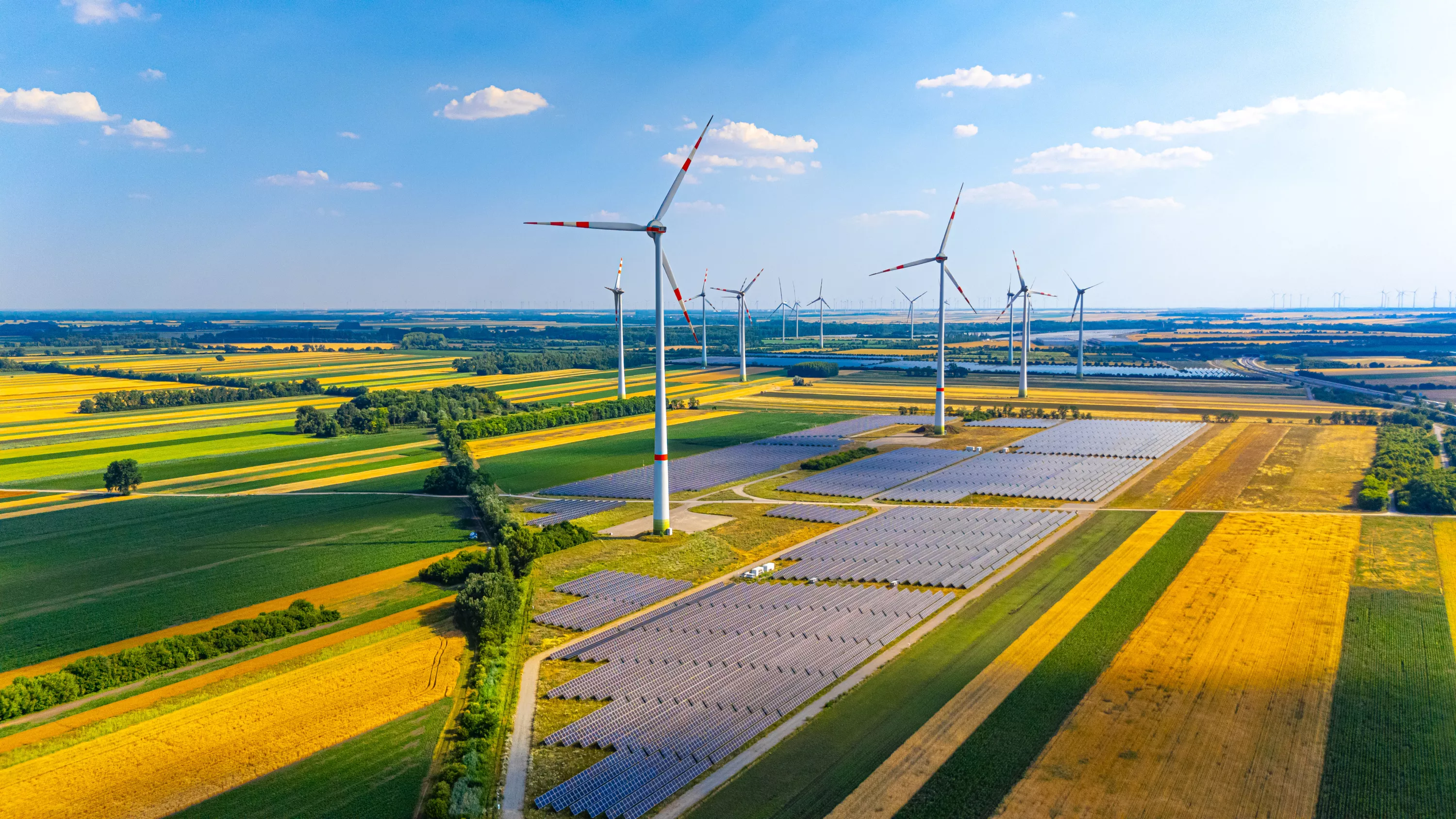 Plus de 10 % de la France en zone saturée : RTE et Enedis limitent le développement des éoliennes et des panneaux solaires