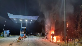 Incendian estructura móvil de la Felcn en el peaje de San Carlos