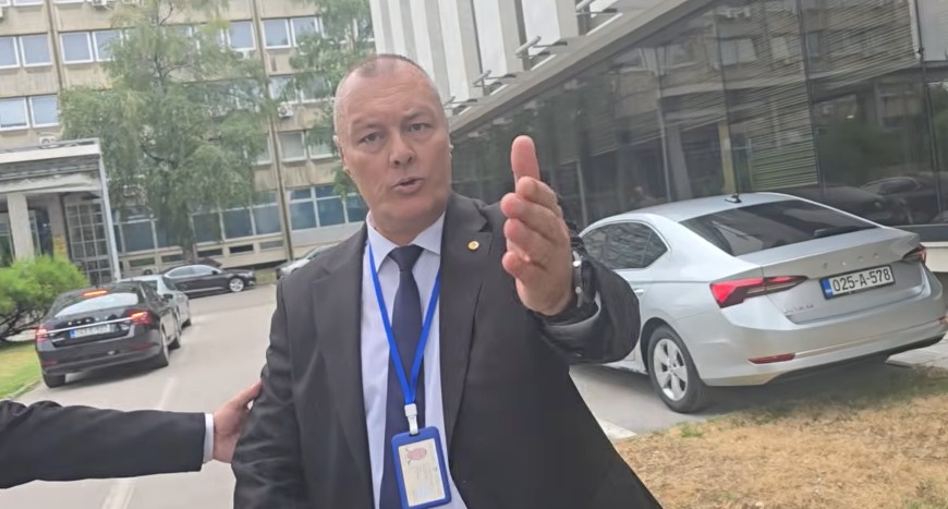 Vukanović izbačen sa skupštine, pa se vani suočio sa securitiyem: “Što si mi napravio polugu, što si me napao?”