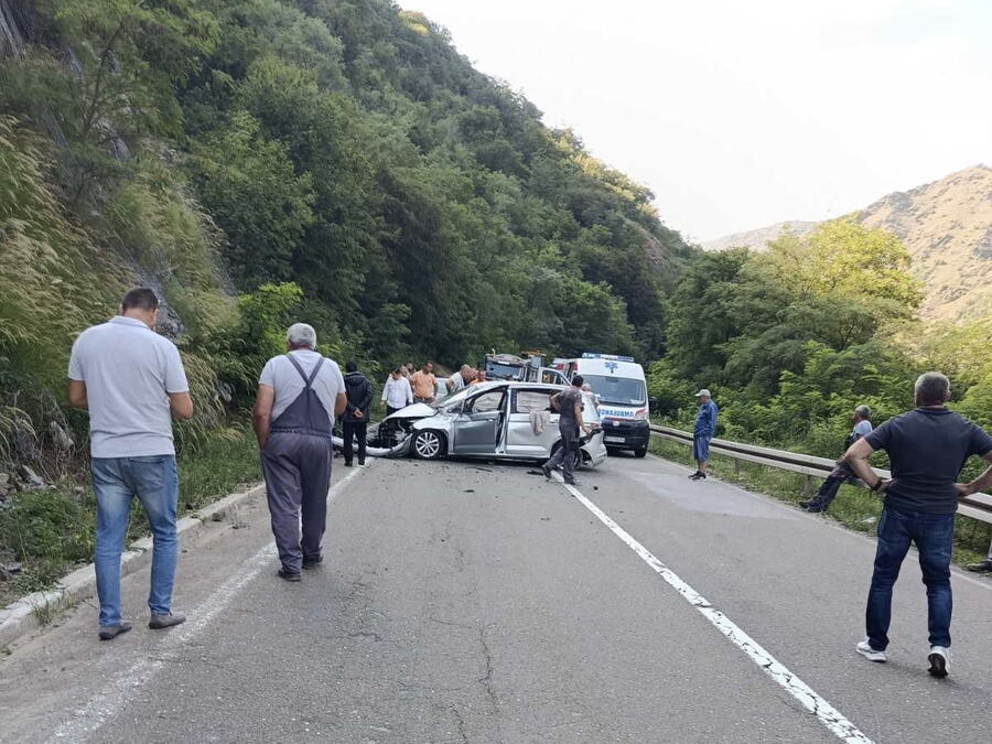 TEŠKA SAOBRAĆAJKA NA IBARSKOJ MAGISTRALI: Udes u mestu Bresnik - strahuje se da ima više povređenih! Auto smrskan, vazdušni jastuci otvoreni...