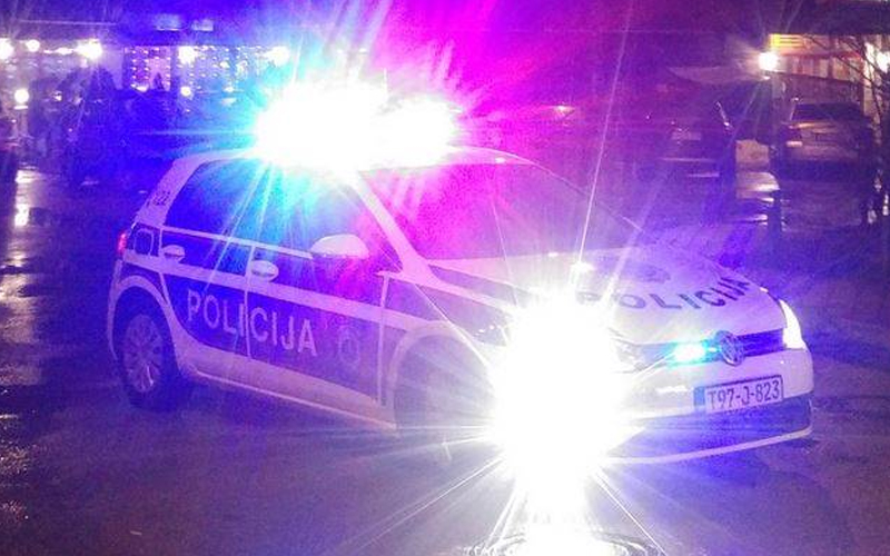 Izrešetana porodična kuća i automobili kod Gruda, napadač u bijegu