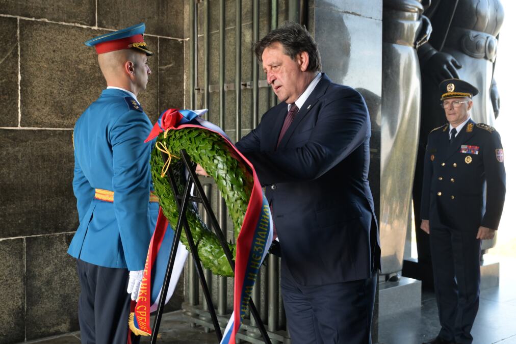 "NEKA VAM JE VEČNA SLAVA I HVALA": Ministar Gašić položio venac na Avali povodom Dana Vojske Srbije