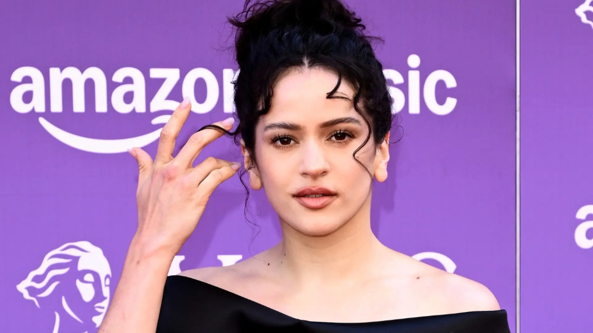  Ni Motomami ni LUX: Rosalía recoge el premio Ivors a compositora del año en su versión más elegante 