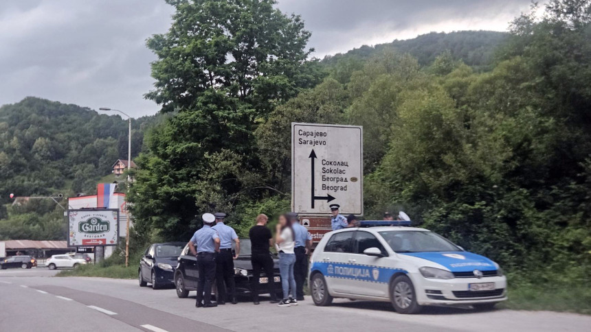 Drama na Palama: Muškarac se popeo na drvo i odbija da siđe