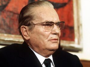 TITO POČINA KAKO MUSLIMAN! Šokantno svedoštvo od 2003 godina – Broz ja podava rakata, a jas se potam zatoa što ne možam da go podnesam toa!