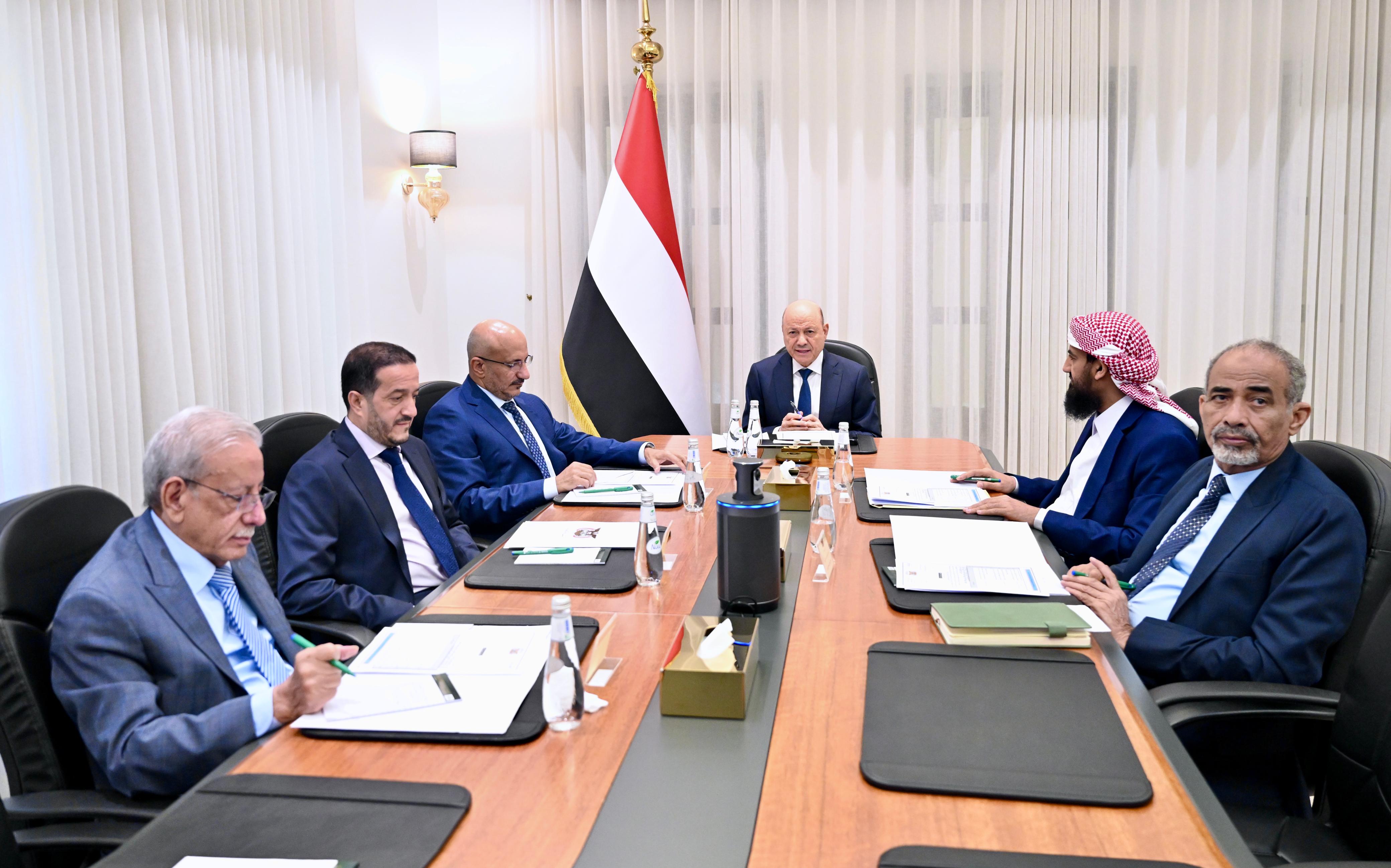 مجلس القيادة الرئاسي يستعرض مستجدات الأوضاع ويشدد على تسريع الإصلاحات وحماية المكتسبات الوطنية  