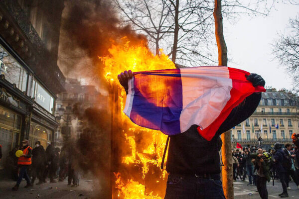 VIDEO | Revolte violente în Franța după eliminarea de la Cupa Mondială
