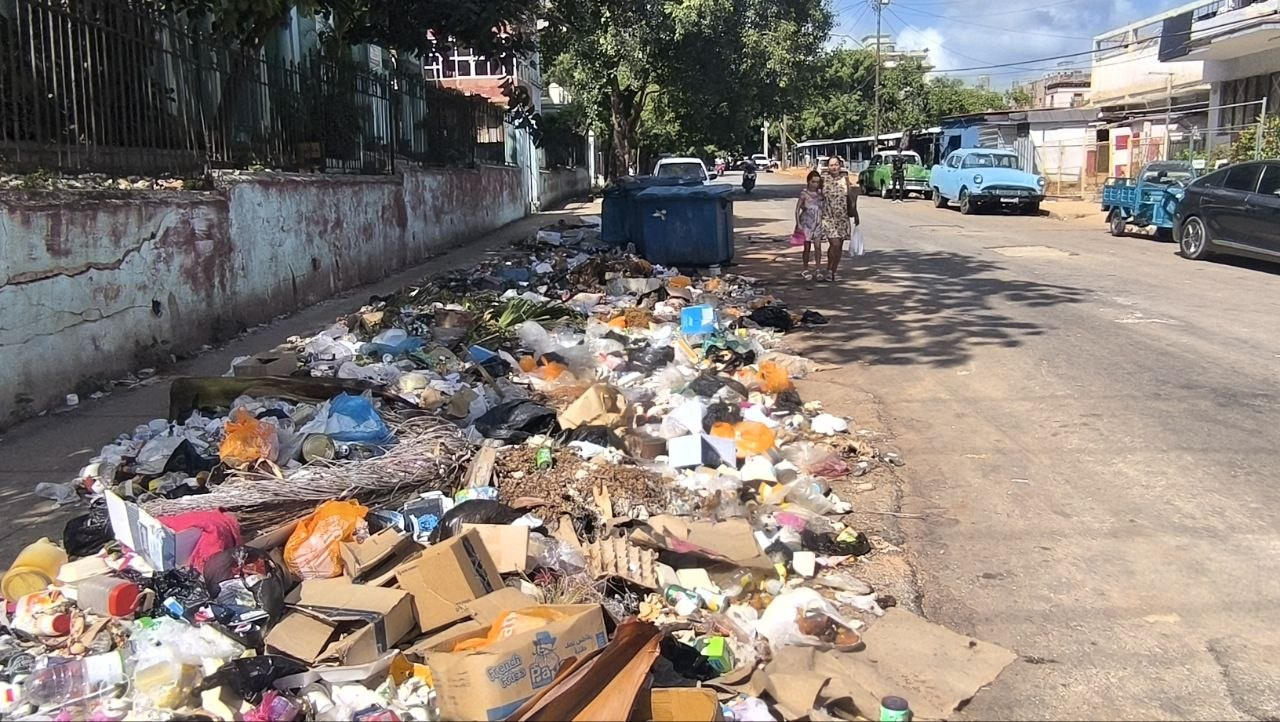 En el cruce entre 17 y L, donde El Rampeño ya no funciona, el vertedero es la señal.