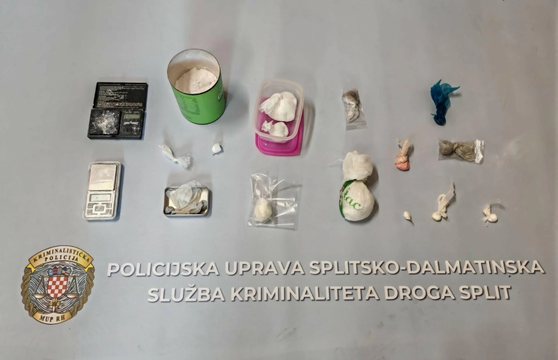 Policija u splitskom stanu pronašla više od 200 grama amfetamina, MDMA i ecstasy tablete. Uhićena djevojka 2003. godište