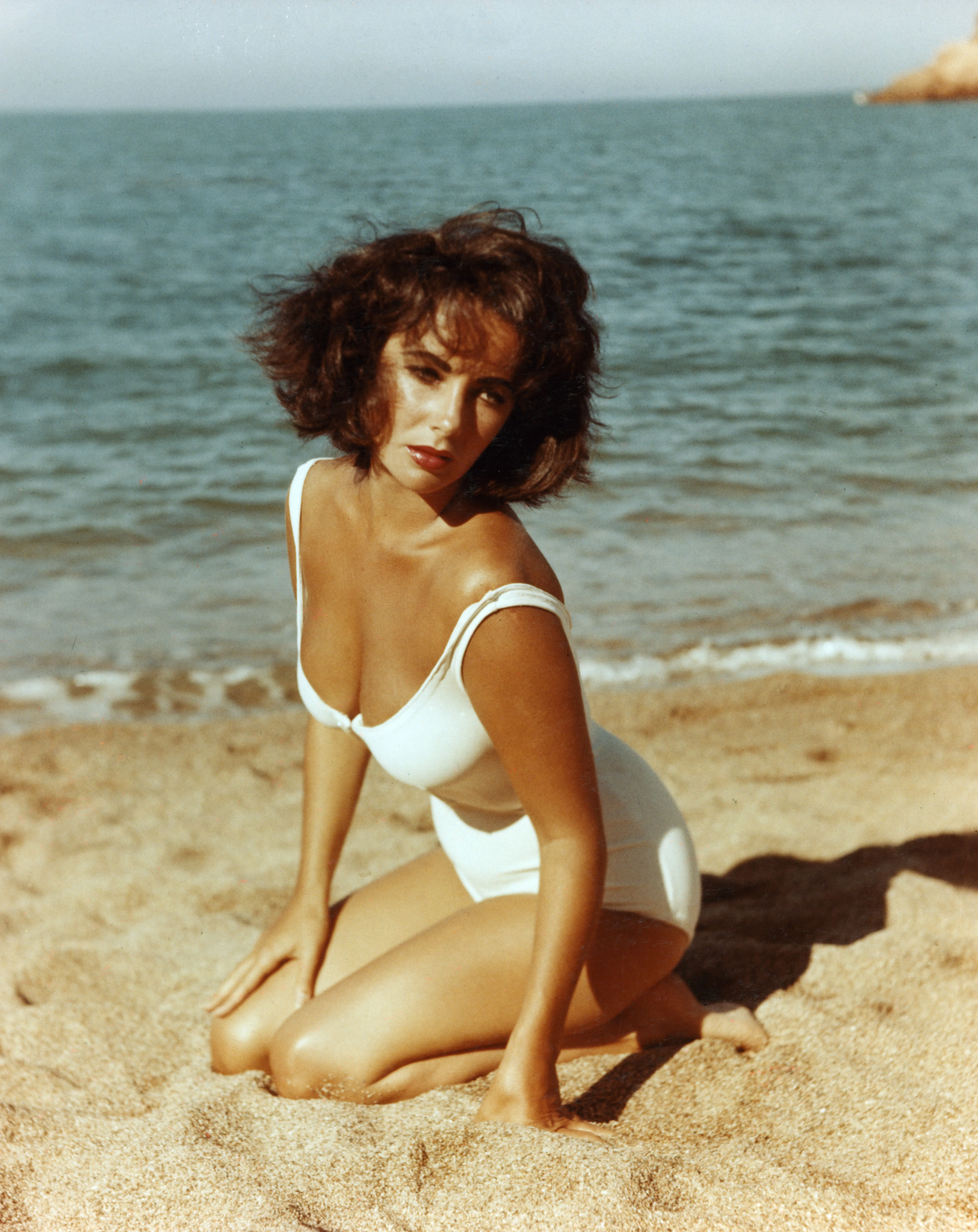 23 Vintage Photos of Elizabeth Taylor in the Summer