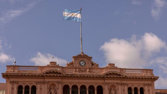 BlackRock says past defaults, next election cap Argentina rally