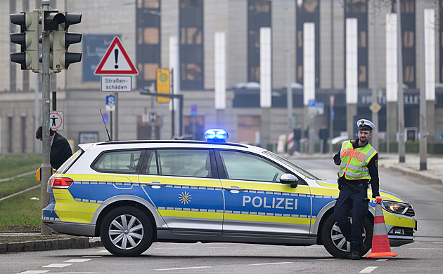 Na lidi mířil mušketou a vykřikl „Alláhu Akhbar“. Německá policie muže postřelila