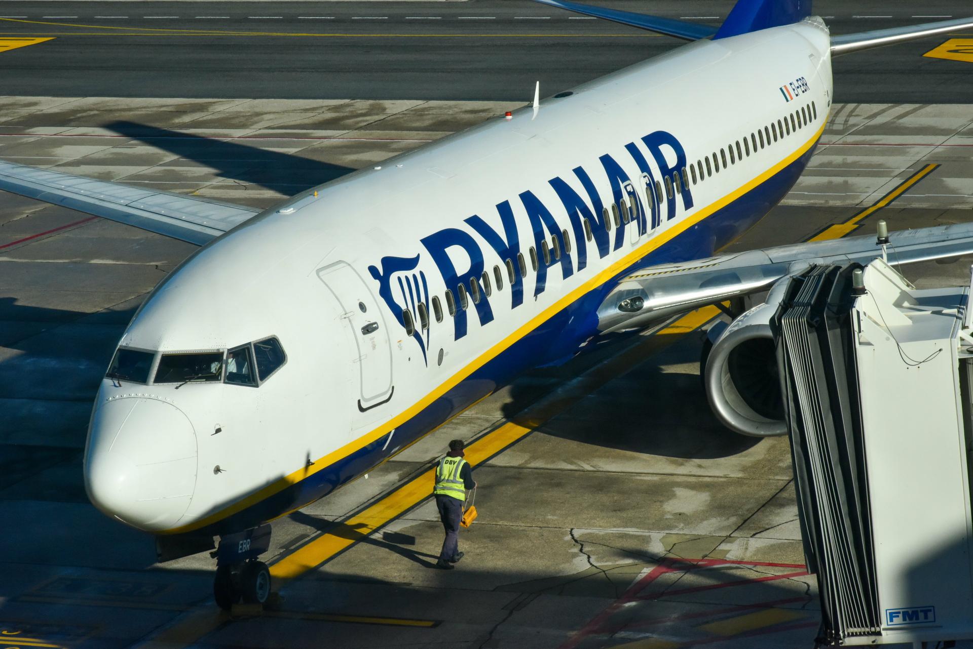 VIDEO Horor na letu Ryanaira: Pukao prozor na avionu, silina zraka djelomično usisala putnika! Avion hitno prizemljen
