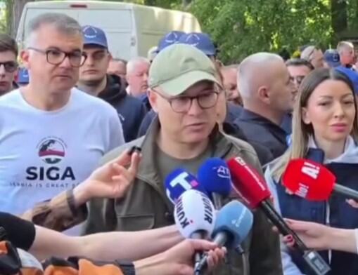 VUČEVIĆ NA FRUŠKOJ GORI U AKCIJI ČIŠĆENJA: Ako hoćemo promene, menjajmo sebe