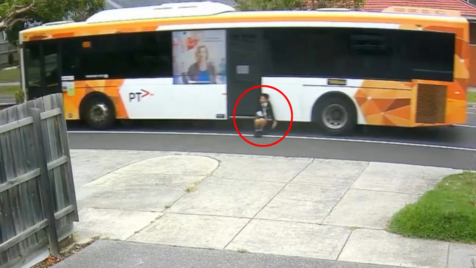  Un niño de 12 años queda atrapado por la puerta de un autobús y lo arrastra más de 350 metros en volandas 