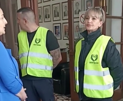 Opomena odbornika SDPS. Nedolično je da nam privatno obezbeđenje pretresa torbe
