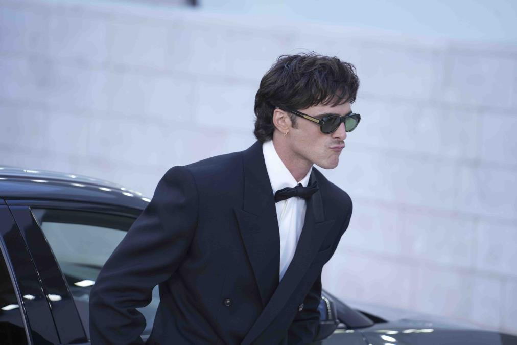 Zgodni glumac smuvao Kardašijanku? Internet bruji o njihovoj romansi nakon što su uhvaćeni na Koačeli