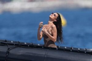 Bela Hadid provocira vo belo bikini: Dodeka uživa vo toplite denovi, obožavatelite uživaat vo nejzinite goli fotografii