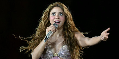 Osuli paljbu po Šakiri: Kamerman pao ispred nje, ni prstom nije mrdnula da mu pomogne (VIDEO)