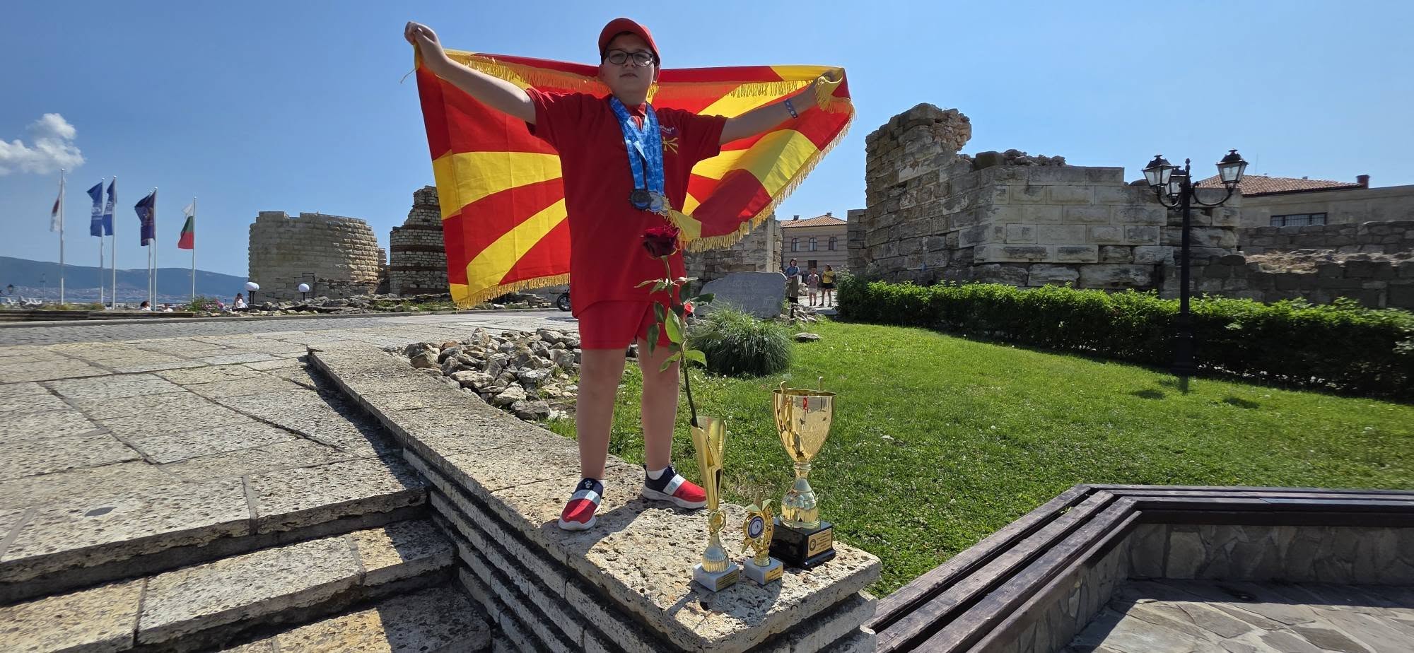 MAKEDON, našiot matematički genij osvoi se’ što možeše da se osvoi i go razviori makedonskoto zname vo Bugarija (Foto)