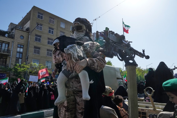 Иранка поднесла своего ребенка к пулемету