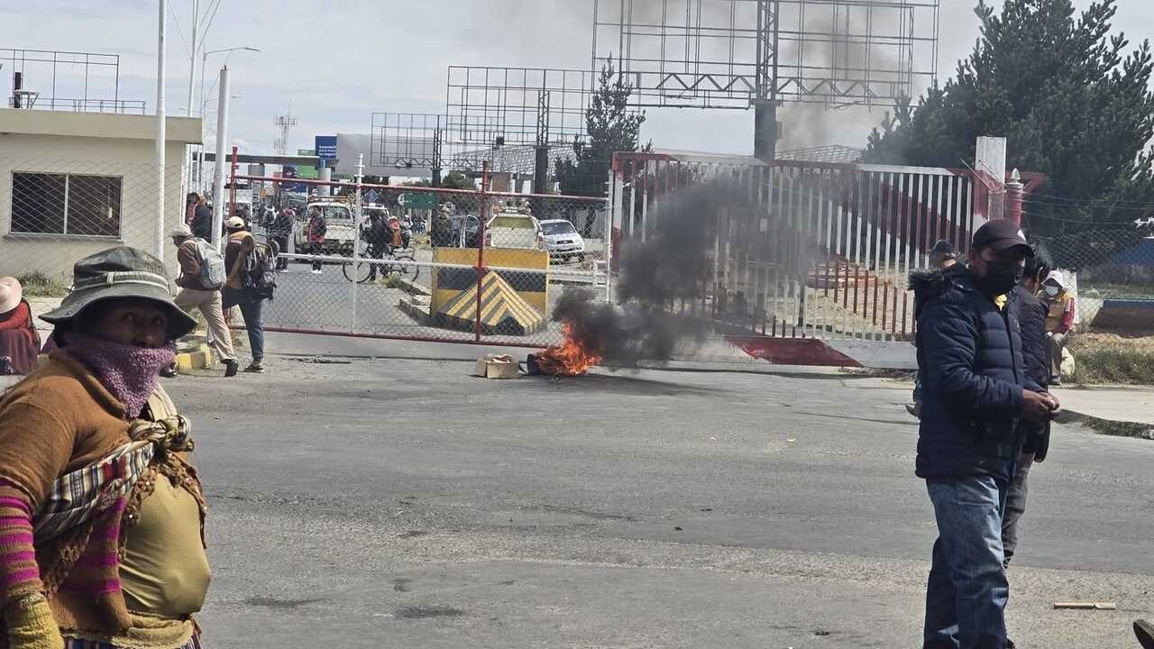 El Alto: sectores movilizados acuerdan ampliar bloqueos ‘hasta la renuncia de Paz’