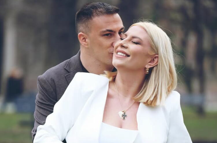 "BILO JE SUZA, ONA JE BORAC" Oglasio se partner Dee Đurđević nakon što se porodila: Cepaj tatu, ima novu šeficu