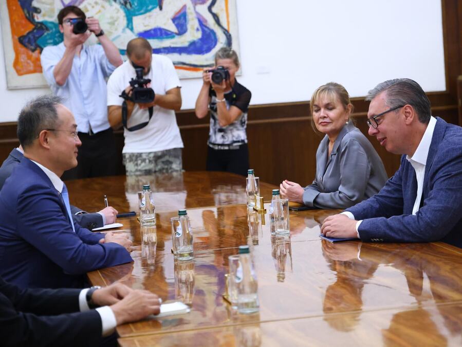 SUSRET NA ANDRIĆEVOM VENCU: Predsednik Vučić razgovara sa kineskim ambasadorom