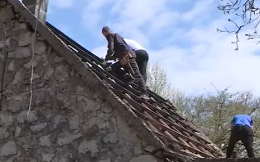 HUMANOST UJEDINILA STANOVNIKE GACKA: Komšije renoviraju kuću Milovićima (VIDEO)