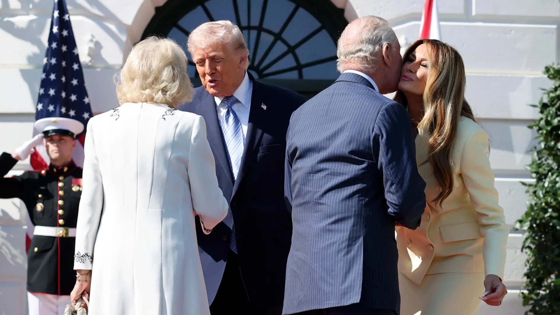  Camila y Carlos III se 'saltan' el protocolo en su visita a Trump y a Melania, en EEUU 