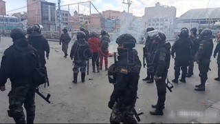 Choferes se enfrentan con policías en El Alto; hay 28 arrestados